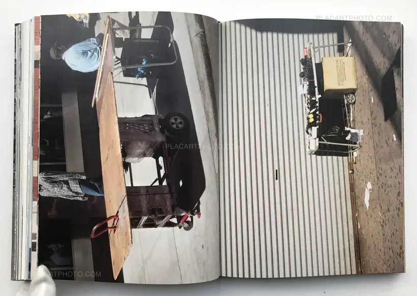 Endcommercial : Reading the city