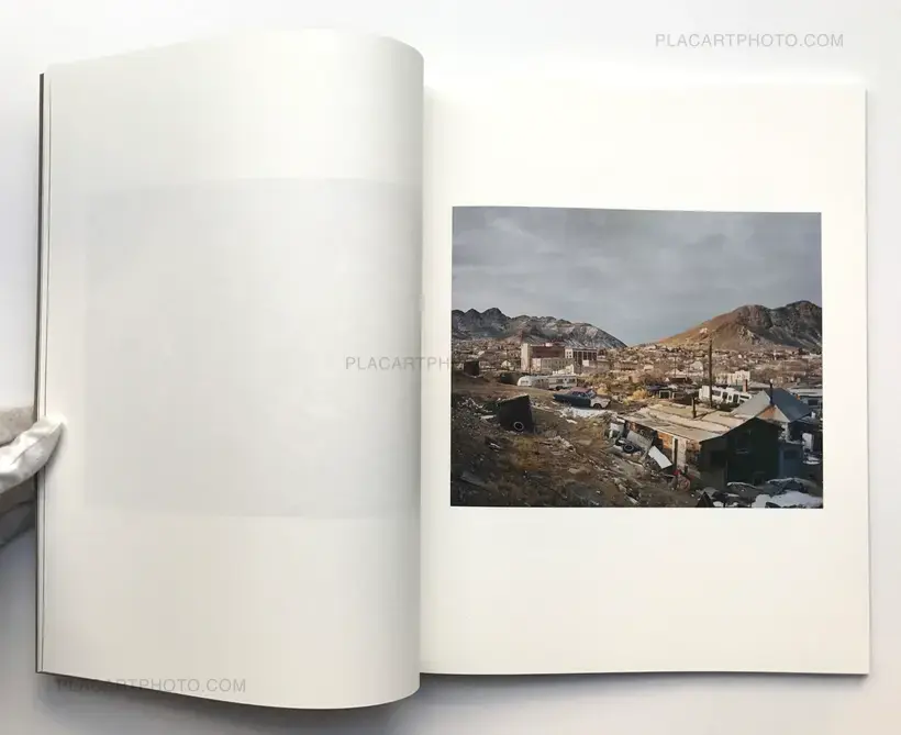 Grays the mountain sends