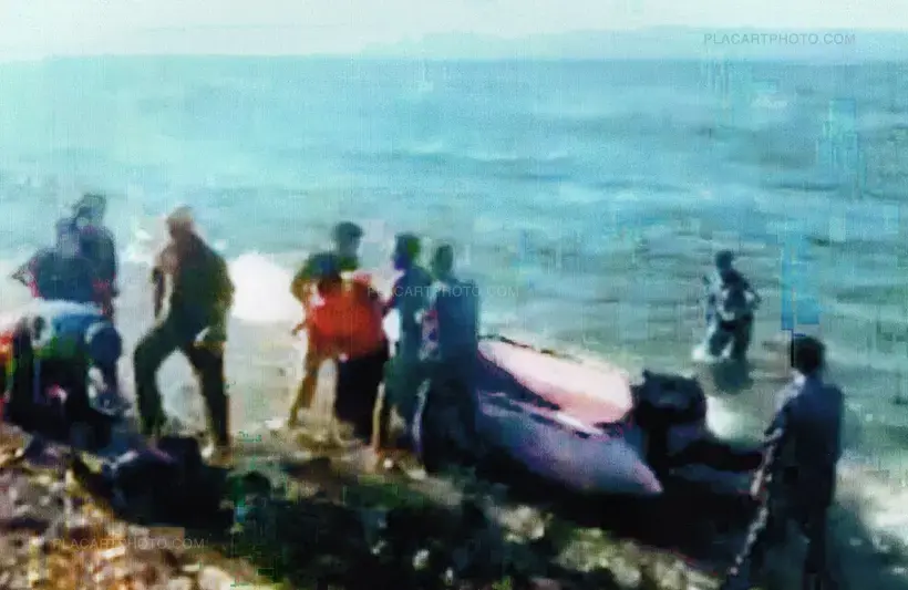 Entrances to the City Borders Reach the Boat (Only 20 copies)