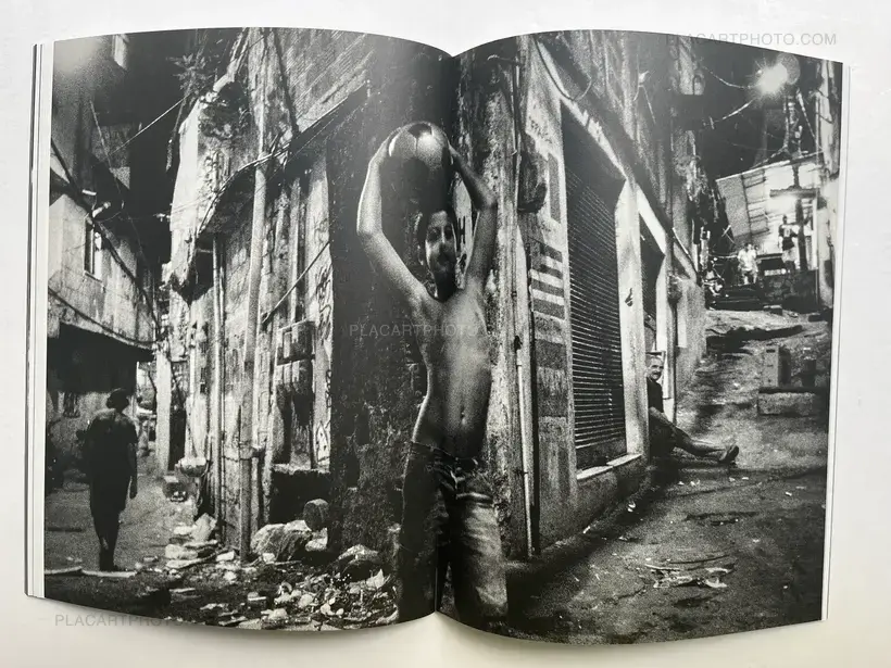 Rio, Favela (SIGNED)